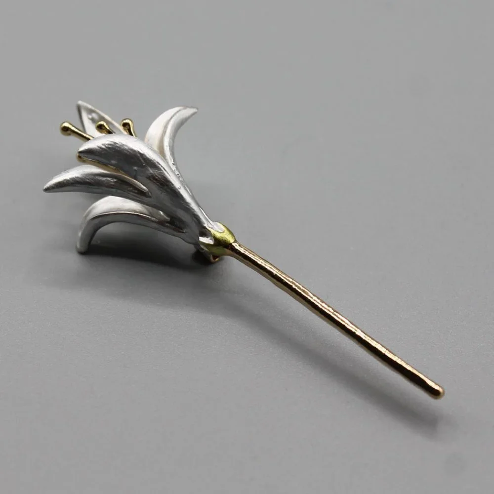 Jewelry pin brooch lily flower blue gold tone dainty elegant beautiful new